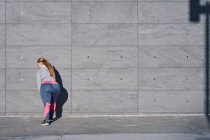 Викривлена молода жінка робить стіни штовхають обрізки — стокове фото