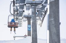 Вид сзади на лыжника на подъемнике — стоковое фото