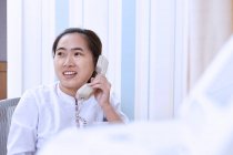 Жіночий лікар, що робить телефонний дзвінок — стокове фото