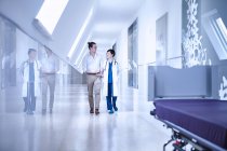 Medici che camminano nel corridoio dell'ospedale — Foto stock
