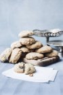 Cookies sains sur planche et serviette en bois — Photo de stock