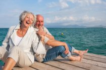 Paar umarmt und lacht auf Steg — Stockfoto