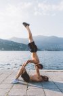 Due giovani che fanno coppia sul lungomare, Lago di Como, Lombardia, Italia — Foto stock