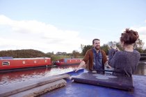 Пара фотографируется на лодке по каналу — стоковое фото