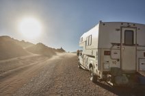 Camper parcheggiato sulla pista sterrata del deserto, San Pedro de Atacama, Cile — Foto stock