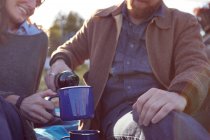 Ehepaar genießt Kaffeepause auf Sümpfen — Stockfoto