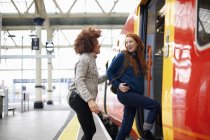 Zwei Freundinnen treffen sich am Bahnhof — Stockfoto