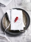 Серветки на тарілці з червоними ягодами, крупним планом — стокове фото