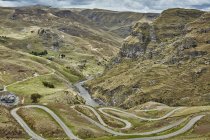 Пейзаж вид сельских дорог с изгибами шпильки, Huinchiri, Куско, Перу — стоковое фото