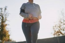 Викривлена молода жінка біжить в парку — стокове фото