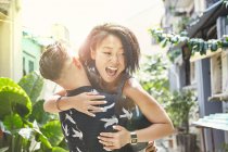 Юнак підйому і обіймає подругою в житлових пер, Французької концесії Shanghai, Шанхай, Китай — стокове фото