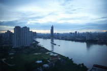 Paisaje urbano del amanecer con el río Chao Phraya, Bangkok, Tailandia - foto de stock
