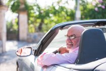 Retrato de hombre mayor en coche descapotable - foto de stock