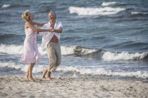 Paar tanzt am Strand von Palma de Mallorca, Spanien — Stockfoto