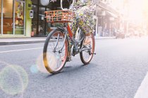Vue de la taille vers le bas de la femme faisant du vélo le long de la rue, concession française de Shanghai, Shanghai, Chine — Photo de stock