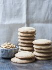 Biscoitos com castanha de caju em tigela na mesa de madeira — Fotografia de Stock