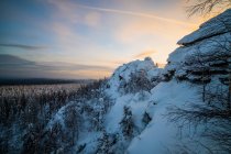 Сніг накривав мальовничим видом, Росія — стокове фото