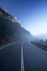 Nebbia sulla strada per Montserrat montagne, Barcellona, Catalogna, Spagna, Europa — Foto stock