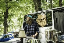 Femme penchée contre camping-car à l'étal d'occasion — Photo de stock