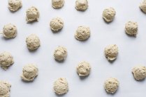 Boules de pâte à biscuits crues, fond de cuisson — Photo de stock
