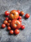 Reife frische Tomaten auf grauer Tischplatte — Stockfoto
