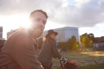 Пара насолоджується їздою на велосипеді на болотах — стокове фото