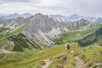 Задній вид жіночий мандрівного, йдучи в гори Tannheim, Тіроль, Австрія — стокове фото