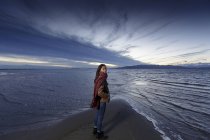 Porträt einer jungen Frau am Strand in der Abenddämmerung — Stockfoto
