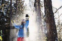 Retrato del esquiador masculino lanzando nieve al aire - foto de stock