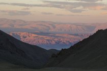 Vista panorámica de las montañas Altai al amanecer, Khovd, Mongolia - foto de stock