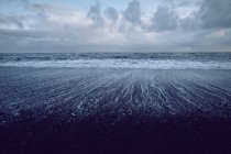 Praia de areia negra, Akureyri, Eyjafjardarsysla, Islândia — Fotografia de Stock