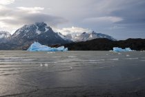 Paisagem tranquila com montanhas e lago com icebergs na patagônia, chile, américa do sul — Fotografia de Stock