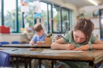 Schülerin schreibt im Unterricht in der Grundschule — Stockfoto