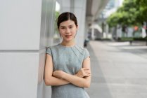 Портрет Молодий підприємець її до стіни в місті Шанхай, Китай — стокове фото