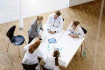 Група лікарів, які сидять за столом, зустрічаються, підвищений вид — стокове фото