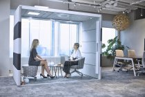 Colleghi che hanno riunione in baccello di vetro in ufficio — Foto stock