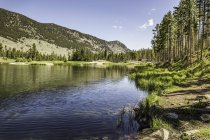Vista panorámica del lago, Montana, EE.UU. - foto de stock