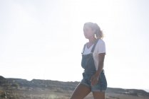 Jovem caminhante caminhando na paisagem iluminada pelo sol, Las Palmas, Ilhas Canárias, Espanha — Fotografia de Stock