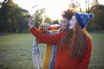 Duas jovens mulheres tirando selfie em ambiente rural — Fotografia de Stock