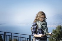 Mujer mirando el mapa plegable, Veneto, Italia, Europa - foto de stock