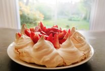 Baiser-Erdbeer-Dessert auf Teller, Nahaufnahme — Stockfoto