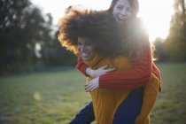 Dos mujeres jóvenes divirtiéndose en un entorno rural - foto de stock