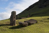 Vista panorâmica de estátuas de pedra em colinas verdes, Ilha de Páscoa, Chile — Fotografia de Stock