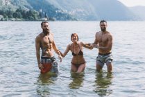 Retrato de três jovens amigos adultos no lago Como, Como, Lombardia, Itália — Fotografia de Stock
