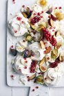 Freshly baked meringues, with figs and berries, overhead view — Stock Photo