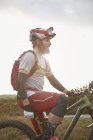 Mountainbiker macht Pause im sonnenbeschienenen Moor — Stockfoto