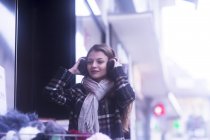 Frau beim Einkaufen probiert Ohrenschützer an — Stockfoto