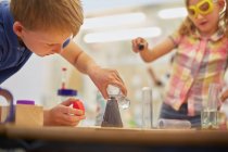 Grundschüler und Mädchen machen Reagenzglas-Experiment im Klassenzimmer — Stockfoto