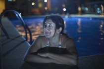 Женщина в бассейне глядя в сторону, Бангкок, Крунг Теп, Таиланд, Азия — стоковое фото