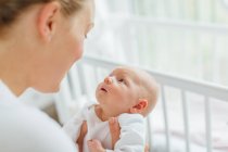 Jovem cara a cara com a filha bebê — Fotografia de Stock